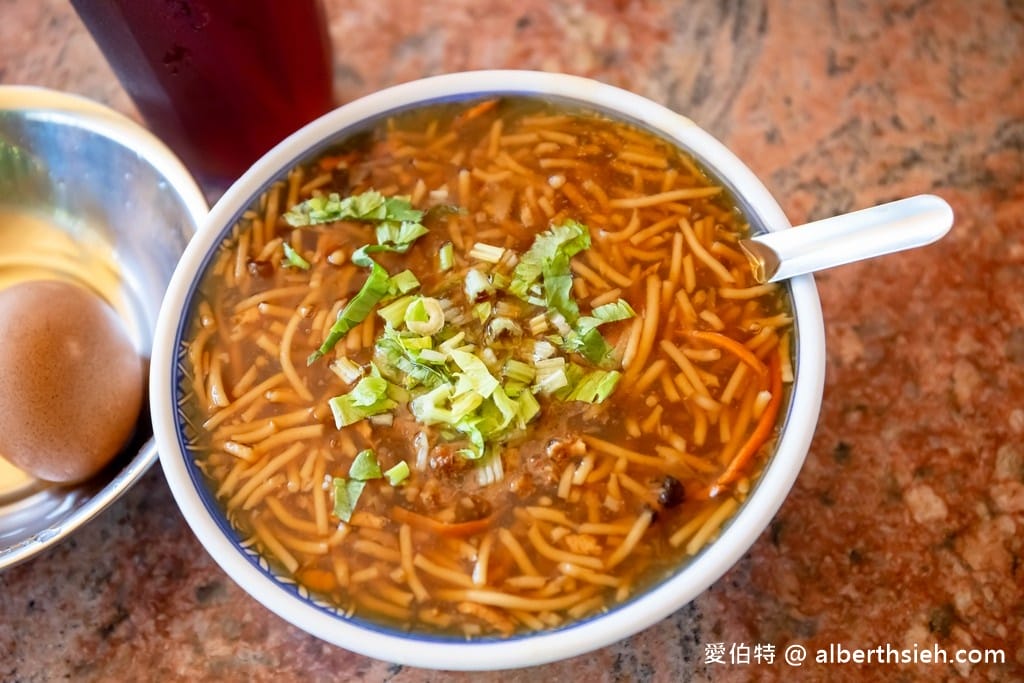 花蓮帝君廟前米粉羹｜在地人的早餐，直接跟老闆說一套就對啦