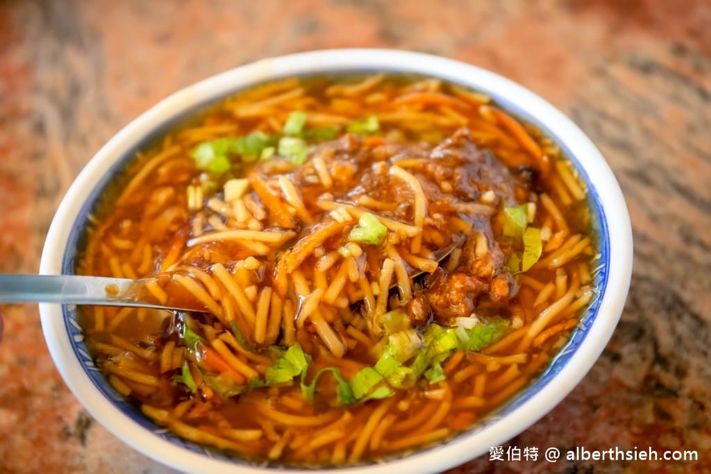 花蓮帝君廟前米粉羹｜在地人的早餐，直接跟老闆說一套就對啦