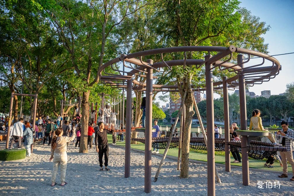 桃園親子景點｜南崁溪第一河濱公園，跳跳雲彈跳床、森林挑戰區