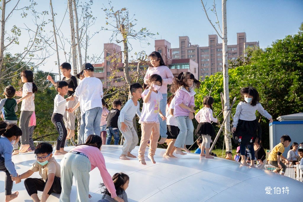 桃園親子景點｜南崁溪第一河濱公園，跳跳雲彈跳床、森林挑戰區