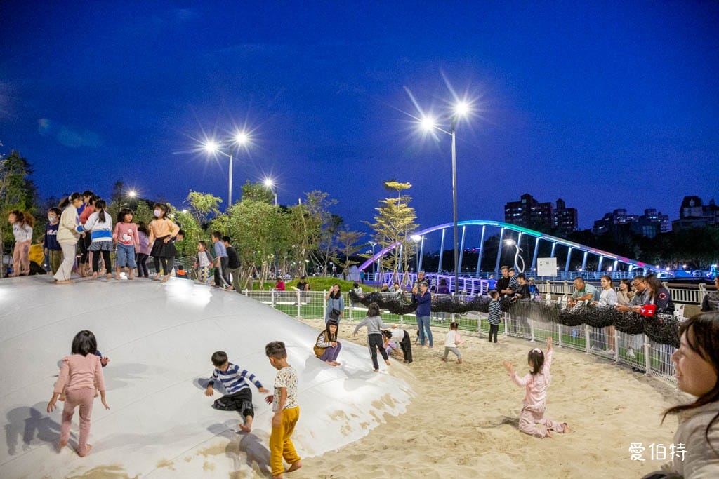 桃園親子景點｜南崁溪第一河濱公園，跳跳雲彈跳床、森林挑戰區