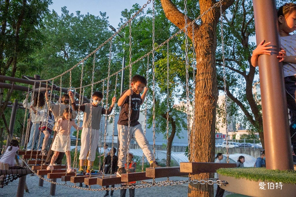 桃園親子景點｜南崁溪第一河濱公園，跳跳雲彈跳床、森林挑戰區