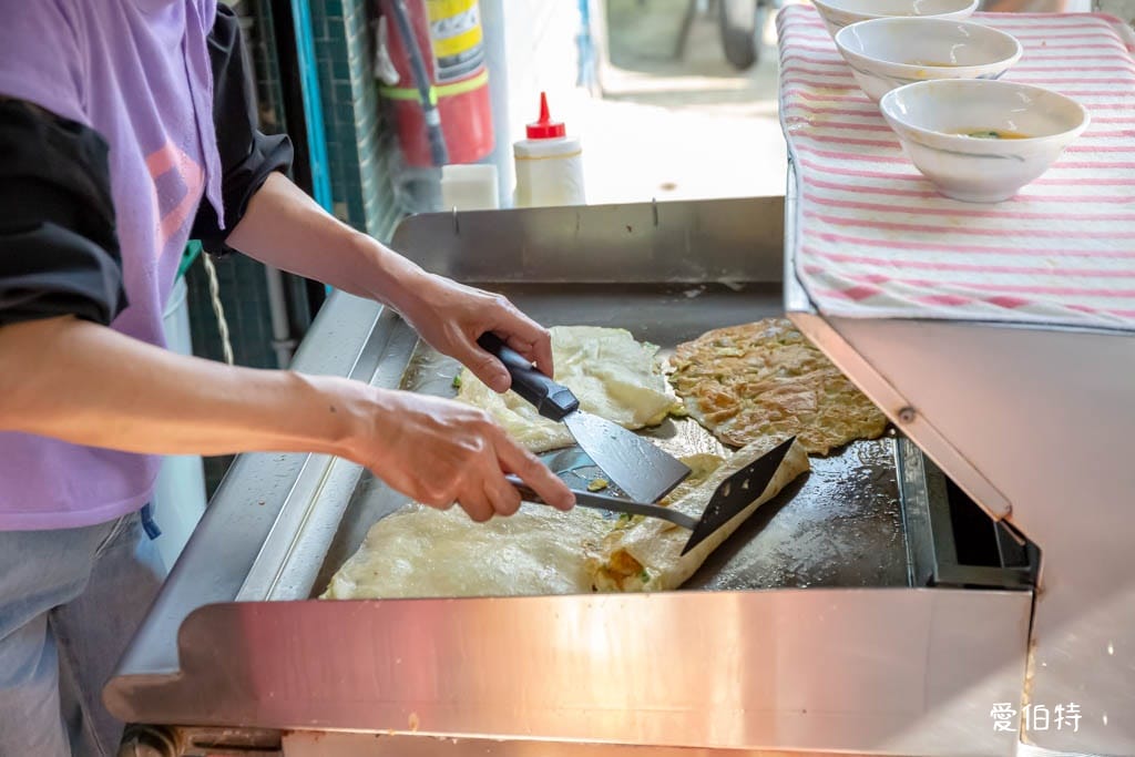 龍東路胡椒餅店｜忠貞市場龍岡早餐推薦，蛋餅、烤饅頭都好吃