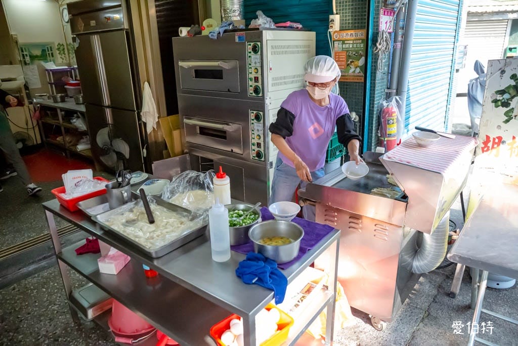 龍東路胡椒餅店｜忠貞市場龍岡早餐推薦，蛋餅、烤饅頭都好吃