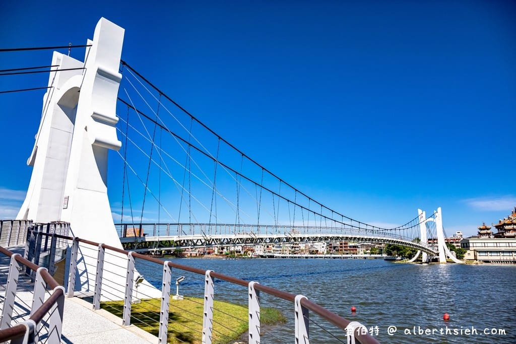 桃園龍潭大池｜斜張式光雕吊橋、南天宮