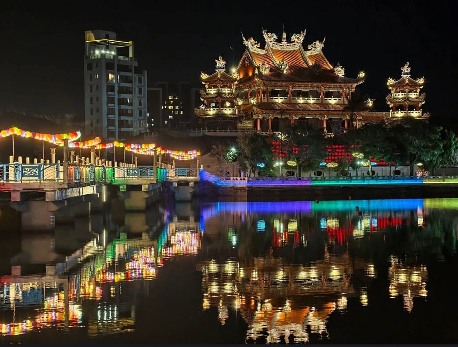 桃園龍潭大池｜斜張式光雕吊橋、南天宮