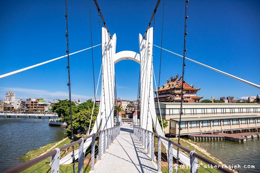 桃園龍潭大池｜斜張式光雕吊橋、南天宮