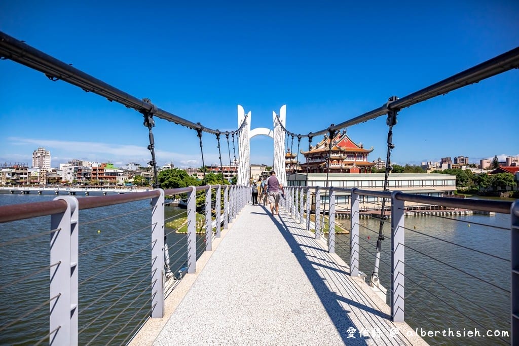 桃園龍潭大池｜斜張式光雕吊橋、南天宮