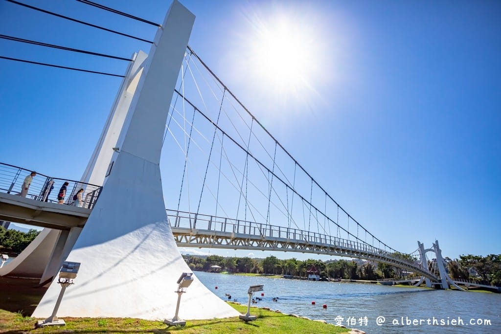 桃園龍潭大池｜斜張式光雕吊橋、南天宮