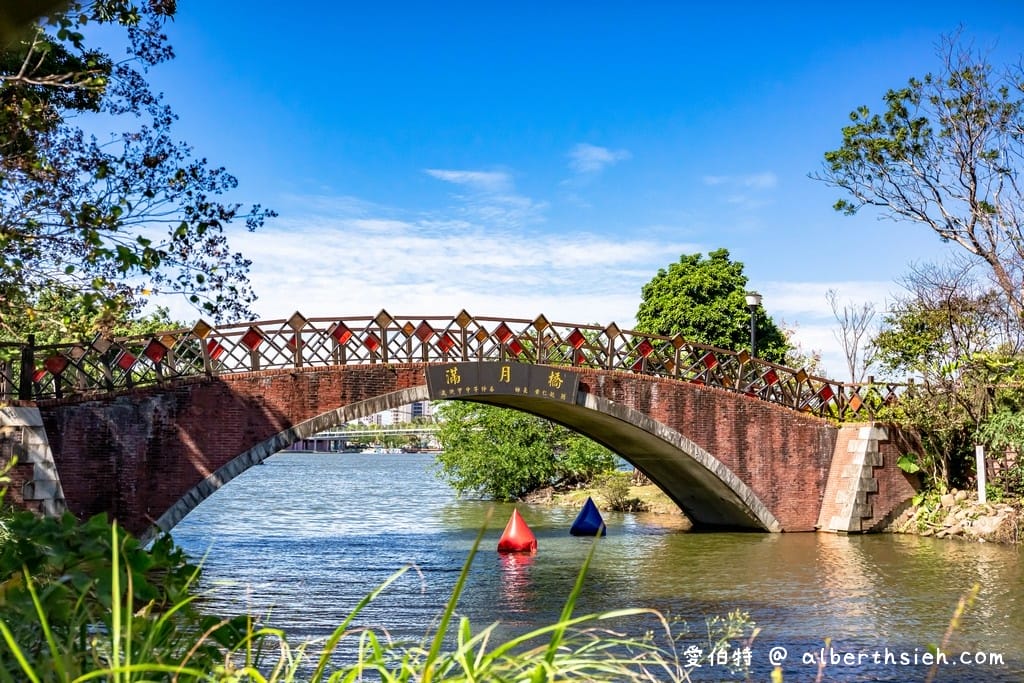 桃園龍潭大池｜斜張式光雕吊橋、南天宮