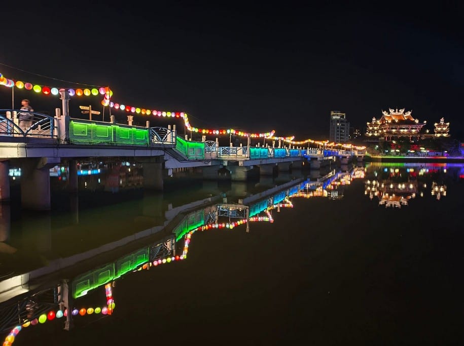 桃園龍潭大池｜斜張式光雕吊橋、南天宮