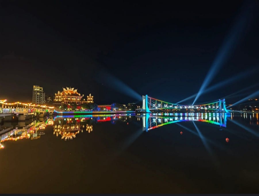 桃園龍潭大池｜斜張式光雕吊橋、南天宮