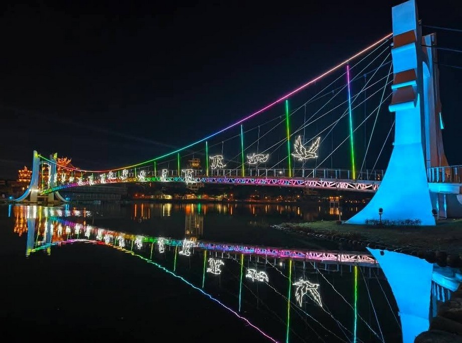桃園龍潭大池｜斜張式光雕吊橋、南天宮 @愛伯特