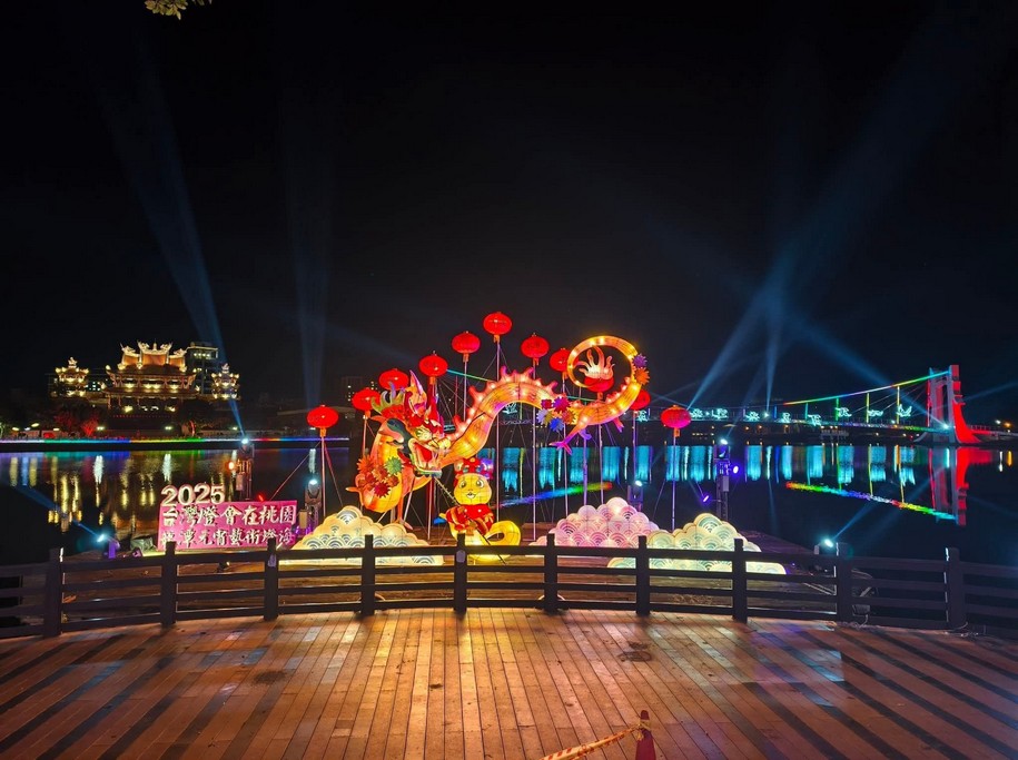 桃園龍潭大池｜斜張式光雕吊橋、南天宮 @愛伯特