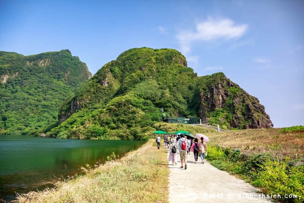 宜蘭龜山島登島賞鯨推薦｜優惠票、牛奶湖、龜山八景、島孤人不孤