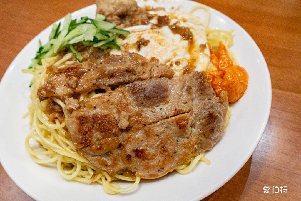 桃園龜山牛角坡早餐｜炒麵加肉排加獨門辣醬必點，華亞科學園區