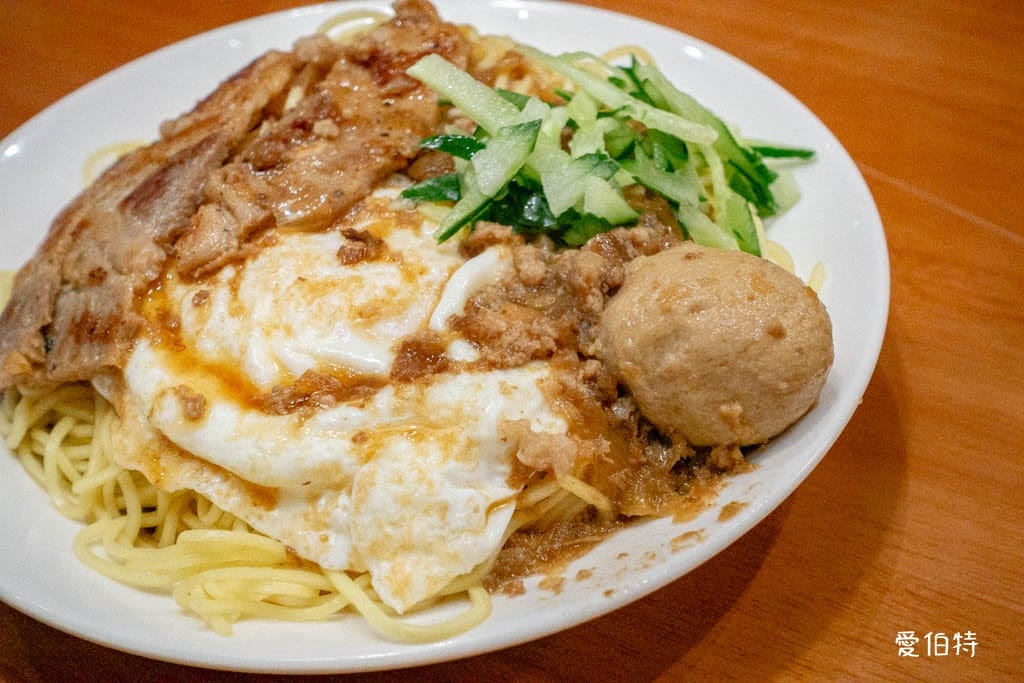 桃園龜山牛角坡早餐｜炒麵加肉排加獨門辣醬必點，華亞科學園區