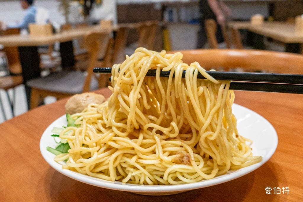 桃園龜山牛角坡早餐｜炒麵加肉排加獨門辣醬必點，華亞科學園區