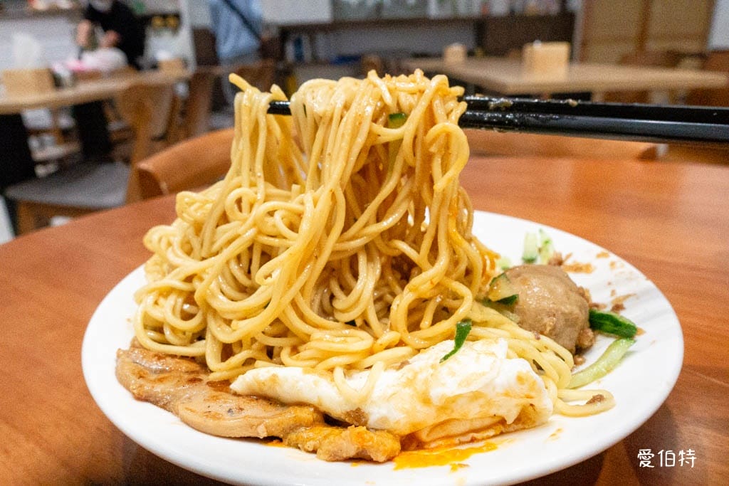 桃園龜山牛角坡早餐｜炒麵加肉排加獨門辣醬必點，華亞科學園區