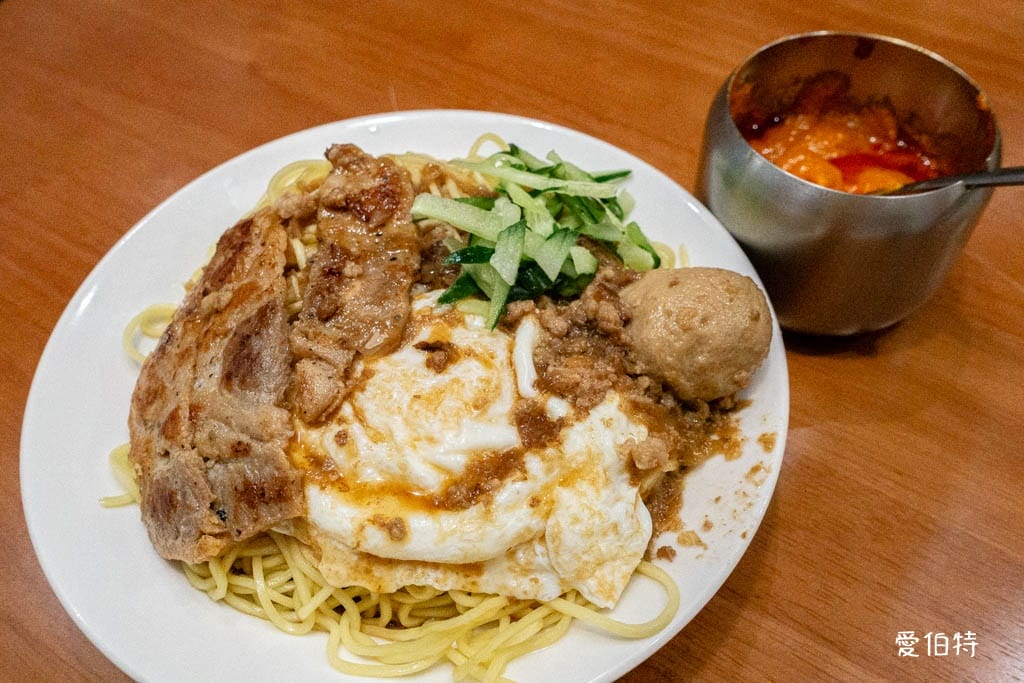桃園龜山牛角坡早餐｜炒麵加肉排加獨門辣醬必點，華亞科學園區
