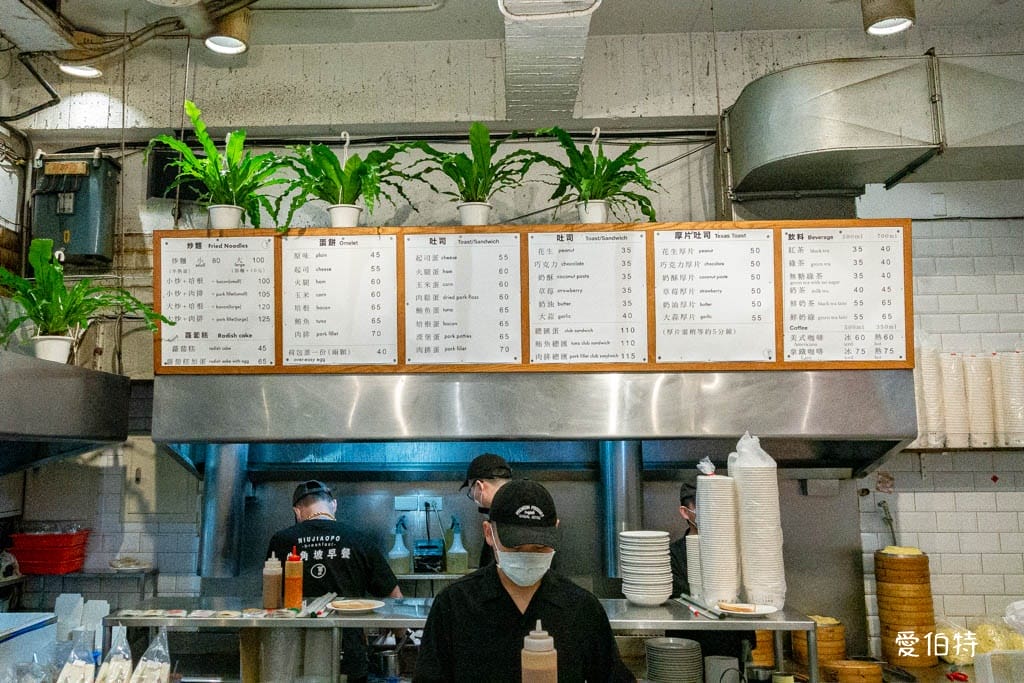 桃園龜山牛角坡早餐｜炒麵加肉排加獨門辣醬必點，華亞科學園區