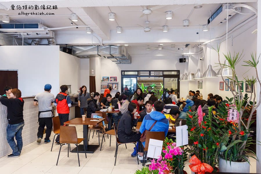 桃園龜山牛角坡早餐｜炒麵加肉排加獨門辣醬必點，華亞科學園區