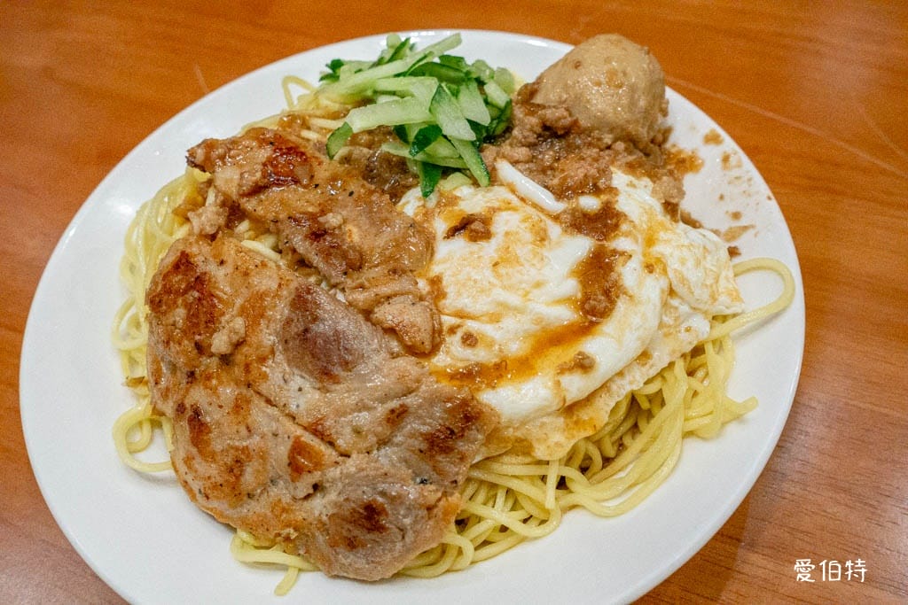 桃園龜山牛角坡早餐｜炒麵加肉排加獨門辣醬必點，華亞科學園區