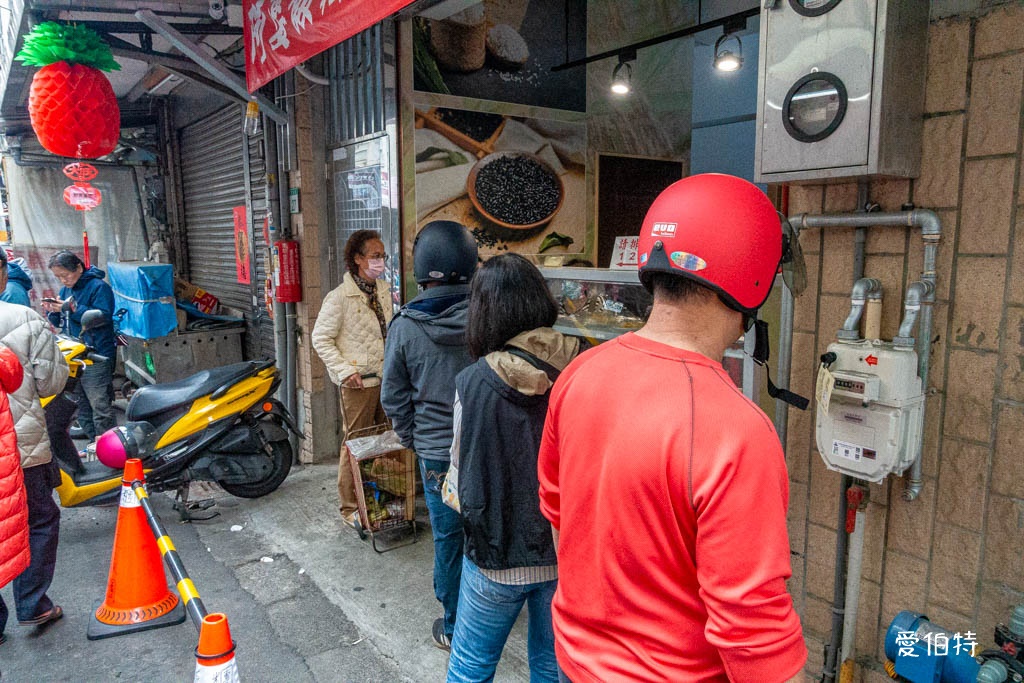阿婆飯糰｜桃園南門市場早餐推薦，紫米飯團必點，油條超酥脆 @愛伯特