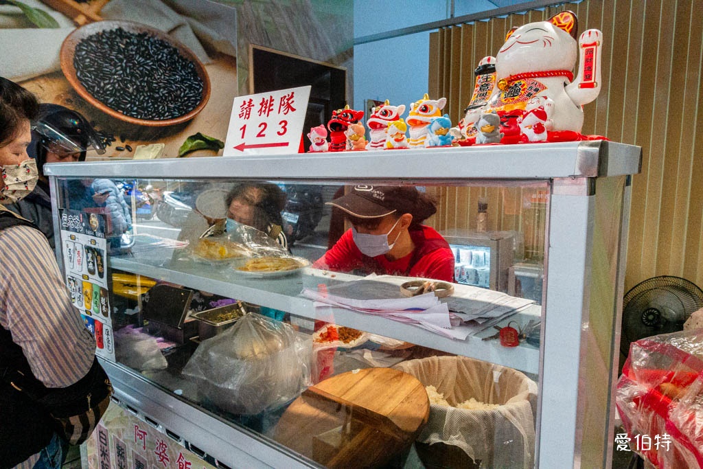 阿婆飯糰｜桃園南門市場早餐推薦，紫米飯團必點，油條超酥脆 @愛伯特