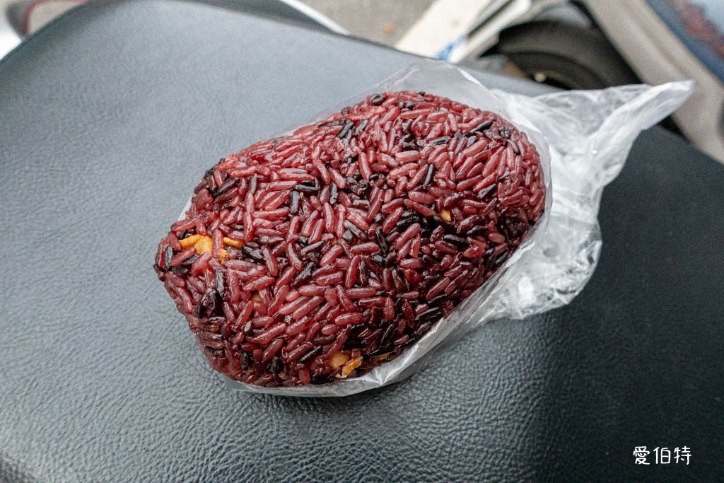 阿婆飯糰｜桃園南門市場早餐推薦，紫米飯團必點，油條超酥脆 @愛伯特