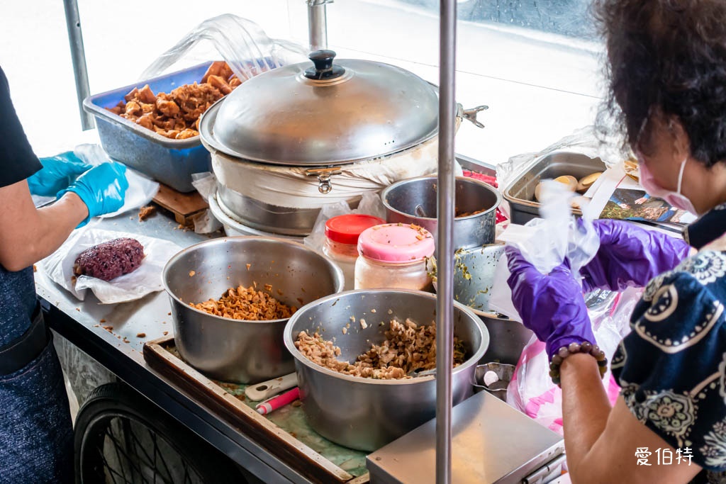 阿婆飯糰｜桃園南門市場早餐推薦，紫米飯團必點，油條超酥脆 @愛伯特