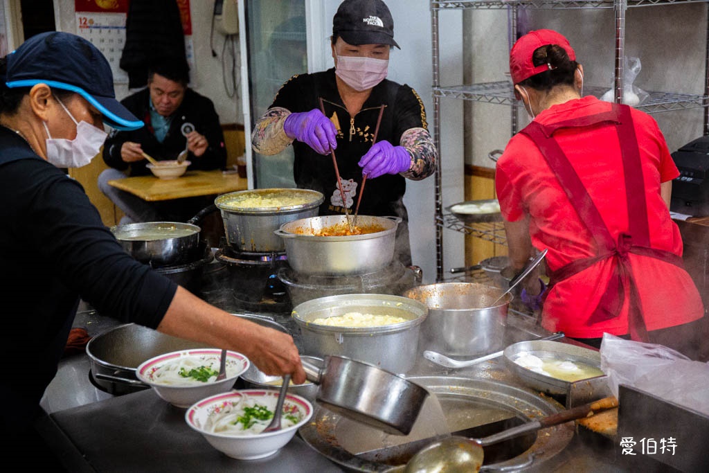 中壢忠貞市場大鬍子米干|在地人激推雙蛋加辣,排隊早餐推薦 @愛伯特