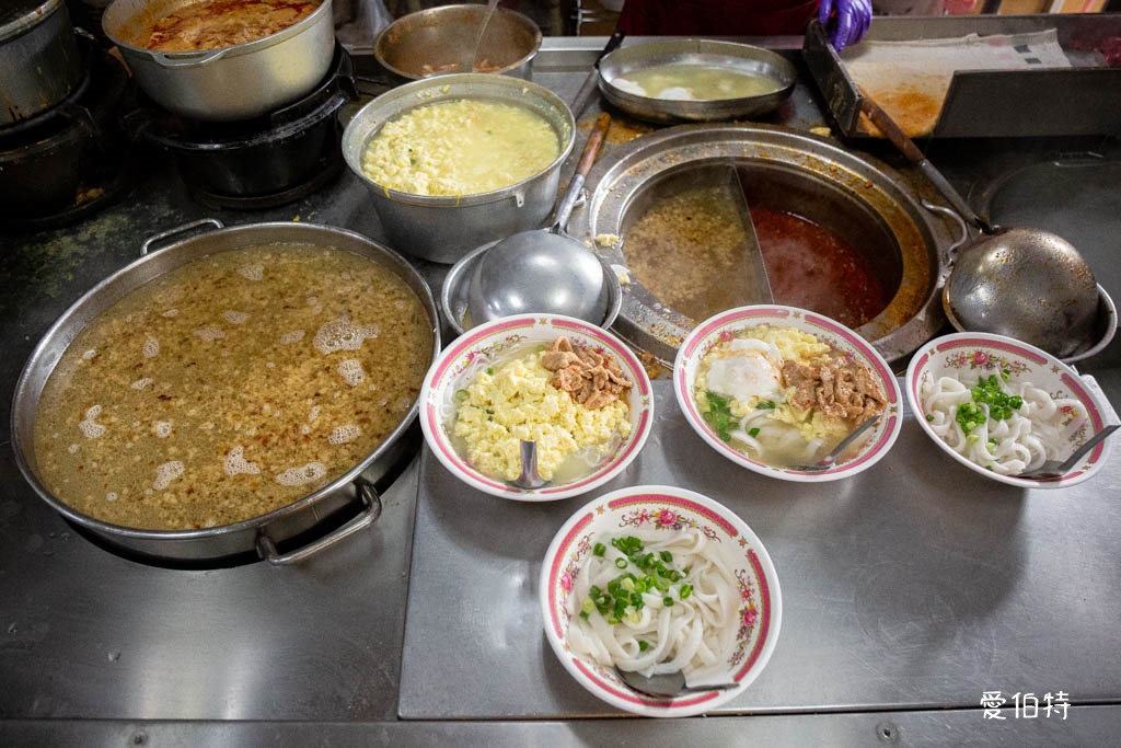 中壢忠貞市場大鬍子米干｜在地人激推雙蛋加辣，排隊早餐推薦 @愛伯特