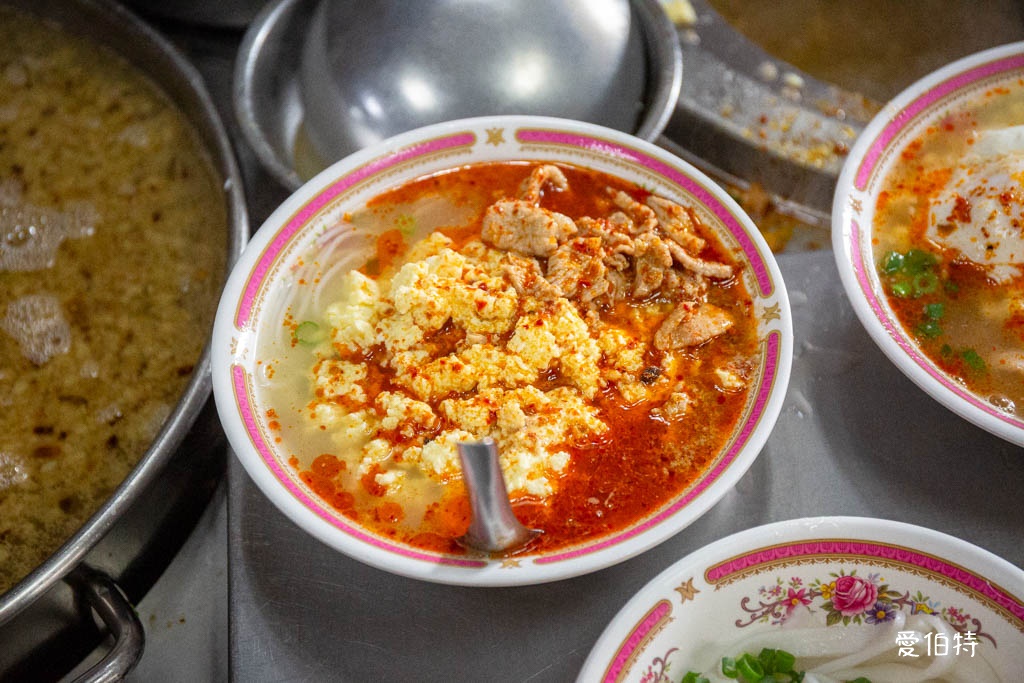 中壢忠貞市場大鬍子米干|在地人激推雙蛋加辣,排隊早餐推薦 @愛伯特