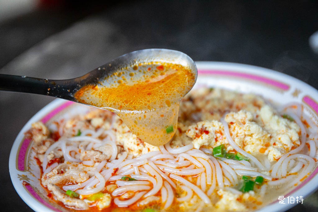 中壢忠貞市場大鬍子米干|在地人激推雙蛋加辣,排隊早餐推薦 @愛伯特