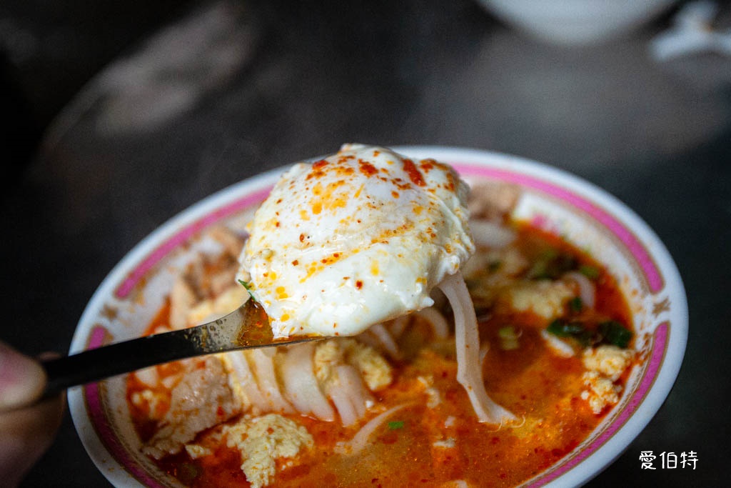 中壢忠貞市場大鬍子米干｜在地人激推雙蛋加辣，排隊早餐推薦 @愛伯特