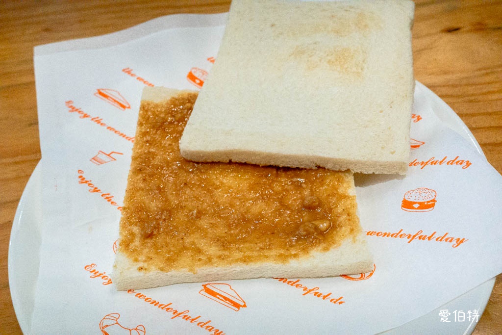 華亞園區龜山早餐推薦｜叉咪早午餐，炒麵加辣，福源花生厚片必點 @愛伯特