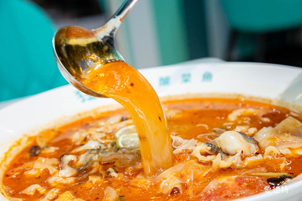 西門町美食｜狂一鍋酸菜魚-台北西門店，一口酸菜一口魚，酸辣得很自然，後韻回甘 @愛伯特