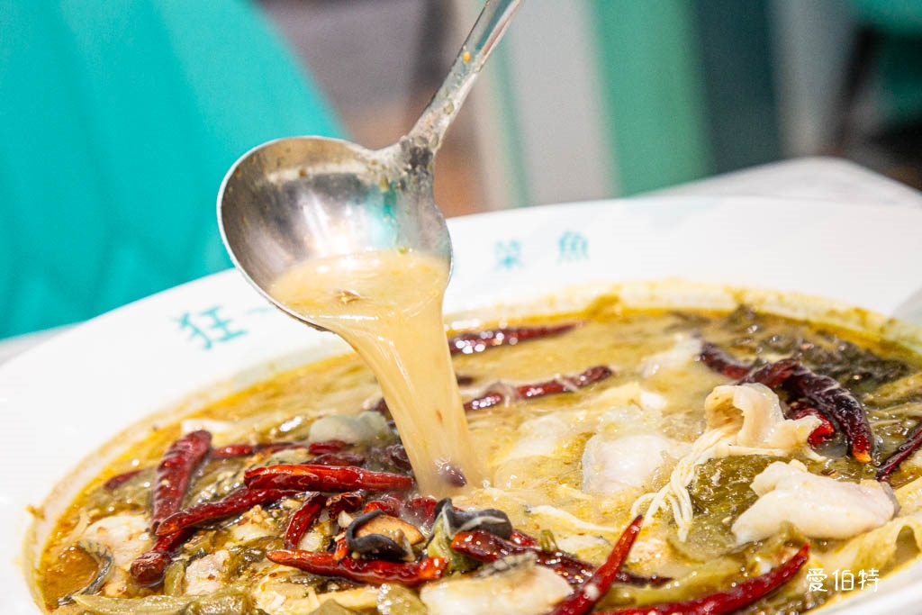 西門町美食｜狂一鍋酸菜魚-台北西門店，一口酸菜一口魚，酸辣得很自然，後韻回甘 @愛伯特