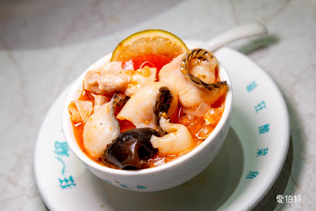 西門町美食|狂一鍋酸菜魚-台北西門店,一口酸菜一口魚,酸辣得很自然,後韻回甘 @愛伯特