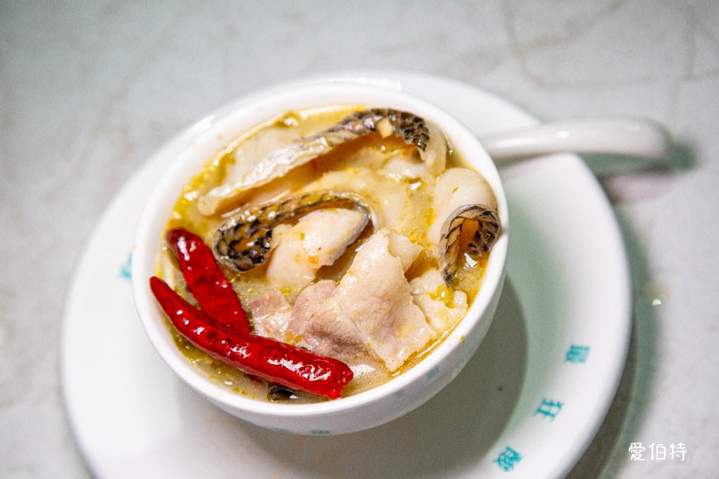 西門町美食|狂一鍋酸菜魚-台北西門店,一口酸菜一口魚,酸辣得很自然,後韻回甘 @愛伯特