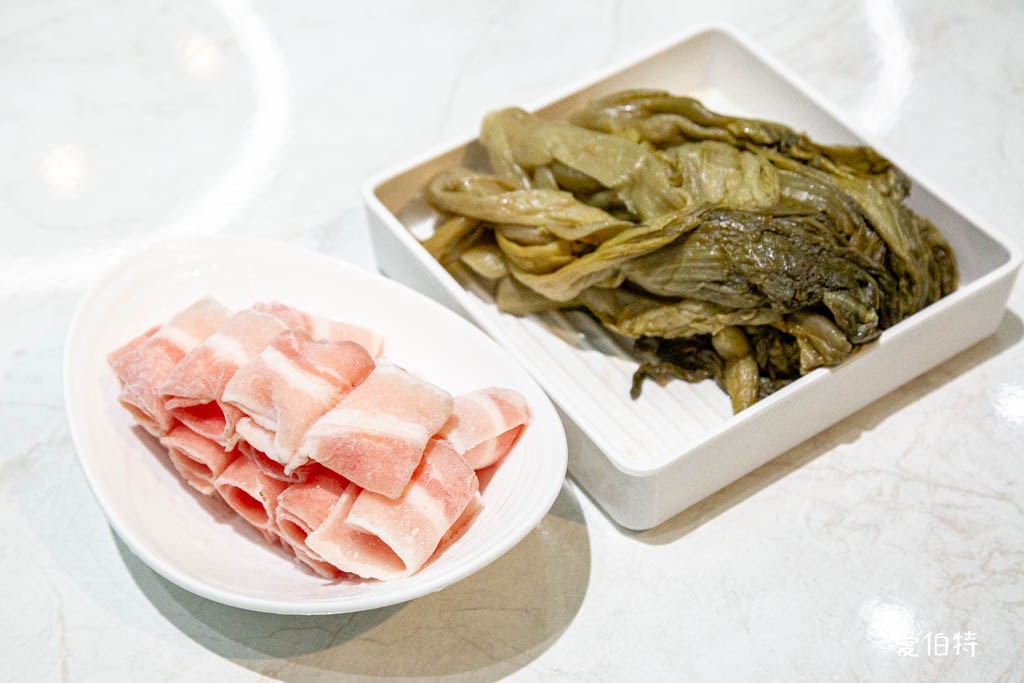 西門町美食|狂一鍋酸菜魚-台北西門店,一口酸菜一口魚,酸辣得很自然,後韻回甘 @愛伯特