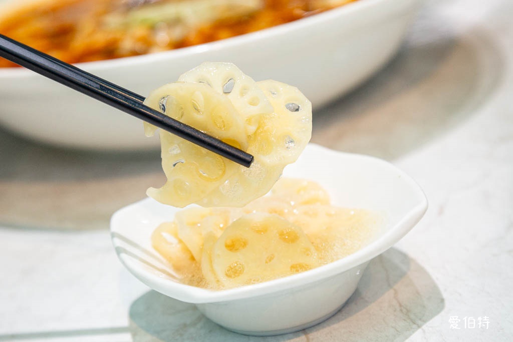 西門町美食｜狂一鍋酸菜魚-台北西門店，一口酸菜一口魚，酸辣得很自然，後韻回甘 @愛伯特