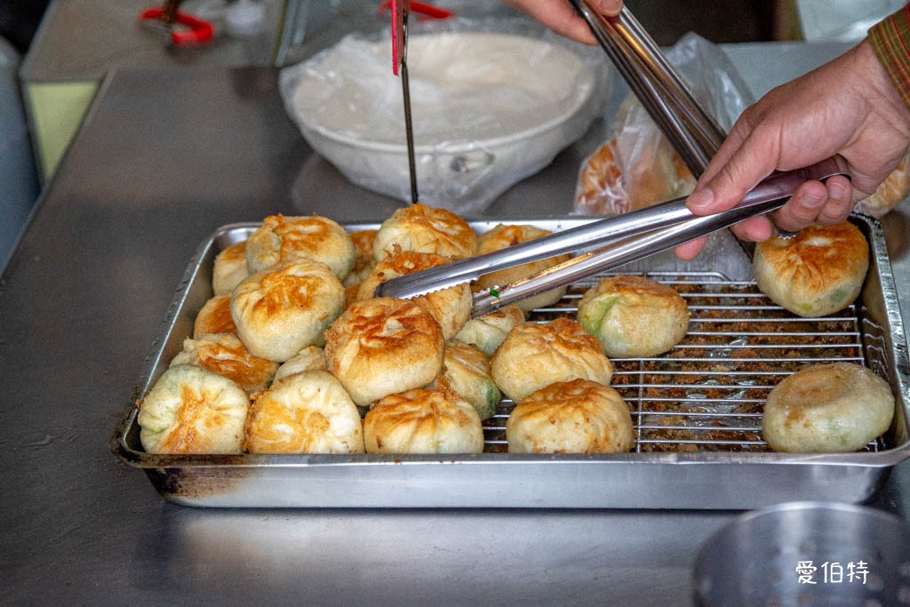 逸園水煎包｜桃園龍潭早餐推薦，麵皮微酥高麗菜跟韭菜口味都不錯 @愛伯特