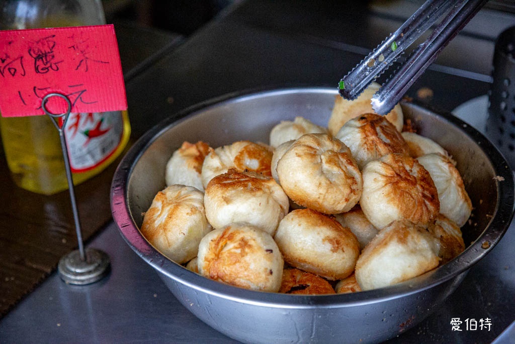 逸園水煎包｜桃園龍潭早餐推薦，麵皮微酥高麗菜跟韭菜口味都不錯 @愛伯特