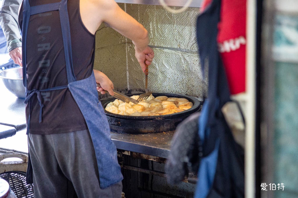 逸園水煎包｜桃園龍潭早餐推薦，麵皮微酥高麗菜跟韭菜口味都不錯 @愛伯特
