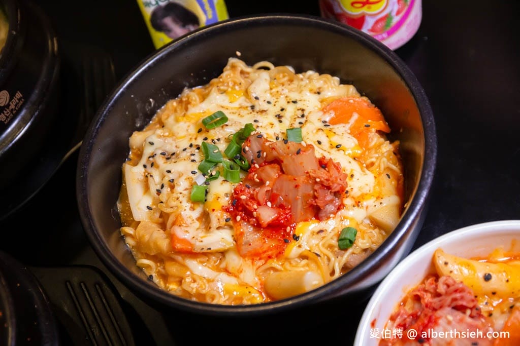桃園韓歐尼慈文店｜石鍋拌飯必點，小菜無限續隨你吃，附有停車場
