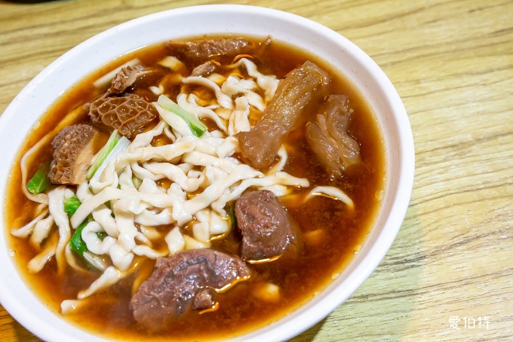 小木屋牛肉麵|50年歷史桃園後站超人氣排隊麵食館,牛肉超軟嫩 - 第14張圖 小木屋牛肉麵|50年歷史桃園後站超人氣排隊麵食館,牛肉超軟嫩
