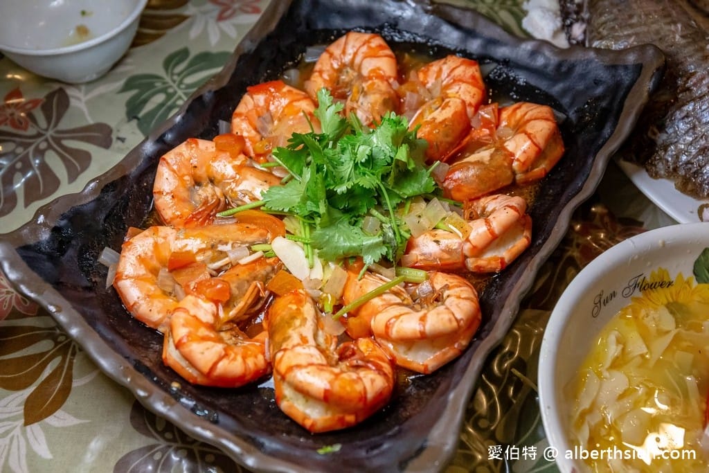 花蓮鯉魚潭樹屋餐廳｜老字號原住民風味餐！炭烤魚、桶仔雞必吃