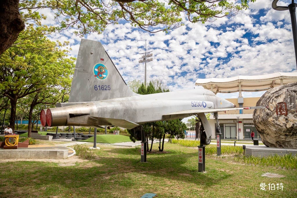 桃園龍潭運動公園｜軍事主題共融遊戲場，玩水沙坑超好停車